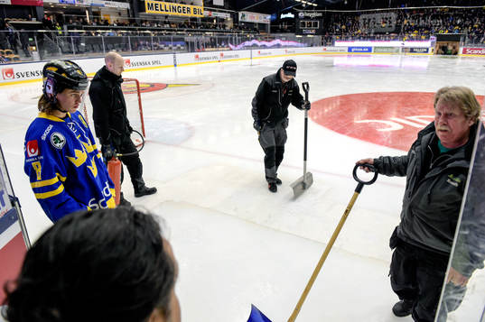 Bläddra bland fler bilder av Ishockey, Euro Hockey Tour, Sverige - Finland