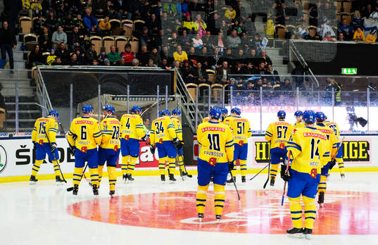 Sveriges lag lämnar isen vid det första spelavbrottet på