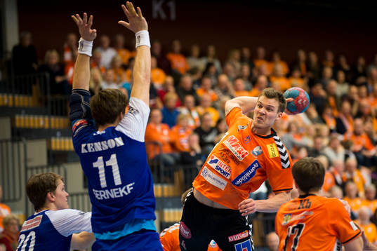 Alingsås Fredrik Teern högt upp med händerna medan
