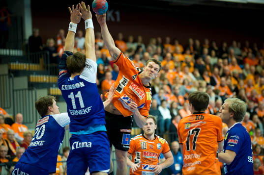 Alingsås Fredrik Teern högt upp med händerna medan