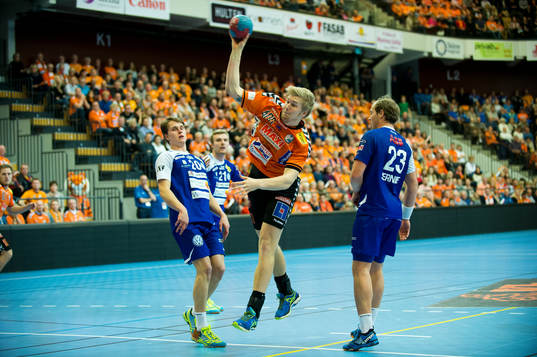 Kristianstads Anton Lindskog skjuter mellan Alingsås Emil