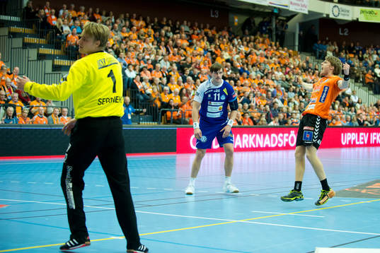 Alingsås målvakt Rickard Frisk deppar medan Kristianstads
