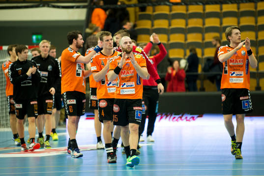 Kristianstads laget jublar och tackar publiken