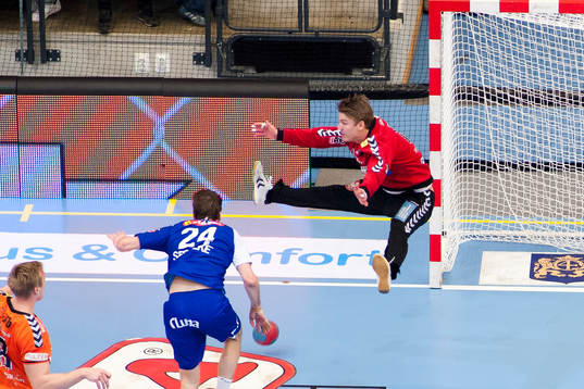 Kristianstads målvakt Leo Larsson gör räddning från
