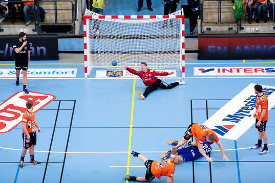 Alingsås Oscar Bergendahl skjuter förbi Kristianstads
