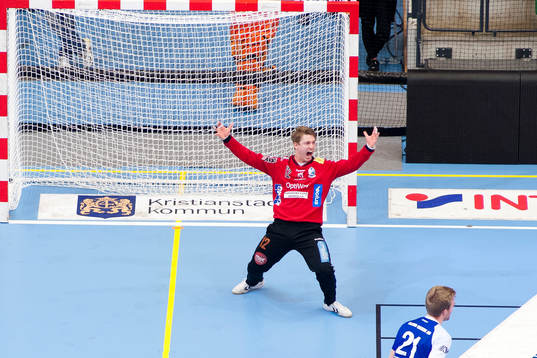 Kristianstads målvakt Leo Larsson jublar