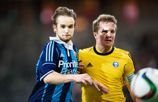 Djurgårdens Daniel Berntsen kämpar mot Helsingfors