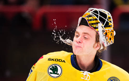 Sveriges målvakt Markus Svensson spottar vatten