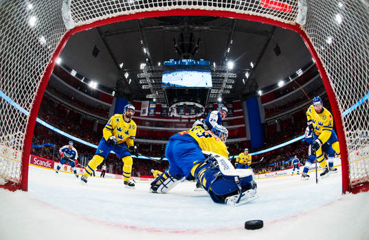 Finlands Janne Pesonen får in 3-2-pucken bakom Sveriges