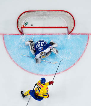 Sveriges Martin Johansson skjuter in 3-1 bakom Finlands