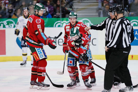 Frölundas Mathis Olimb får pucken i ansiktet och lämnar