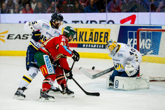 s målvakt Erik Ersberg räddar ett skott från Frölundas