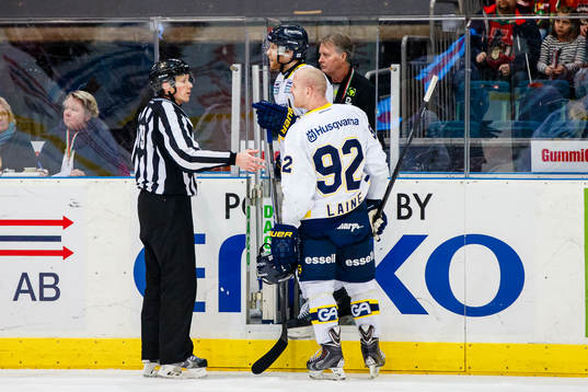 s David Petrasek och HV71:s Teemu Laine i diskussion med