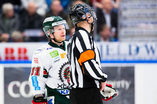 Frölundas Ryan Lasch  pratar med Domare Markus Linde