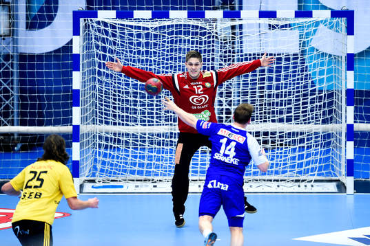 Alingsås Johan Fagerlund skjuter en straff mot Sävehofs