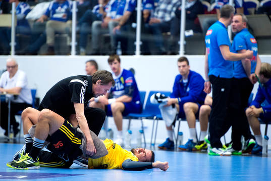 Sävehofs Victor Fridén ligger skadad på golvet