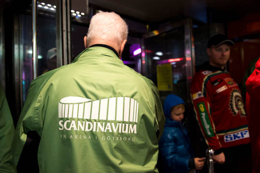 En funktionär vid entrén till Scandinavium innan en