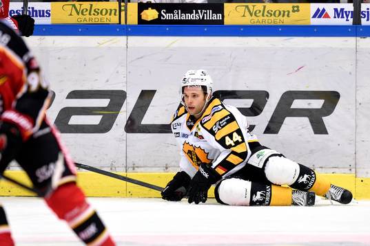Skellefteås Rob Schremp ligger på isen