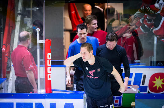 Örebros Viktor Ekbom åker in på isen och tackar fansen