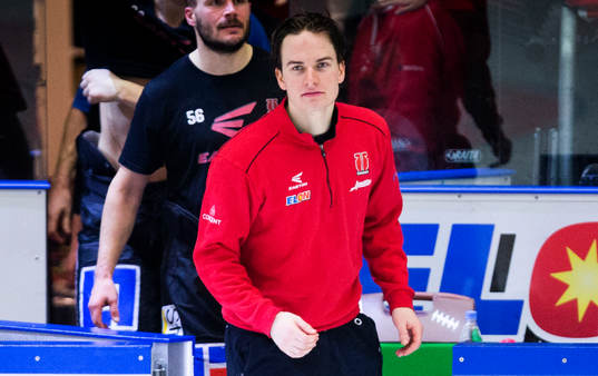 Örebros Petr Zámorský åker in på isen och tackar fansen