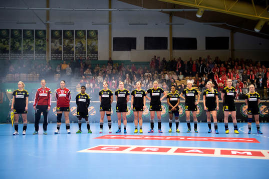 Sävehofs spelare står uppställda vid lineup innan en
