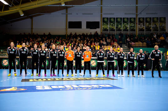 Larviks spelare står uppställda vid lineup innan en