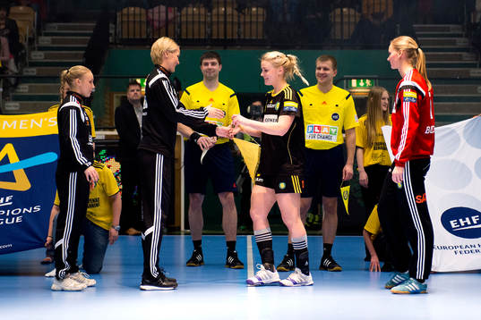 Larvik och Sävehof utbyter vimplar innan en handbollsmatch