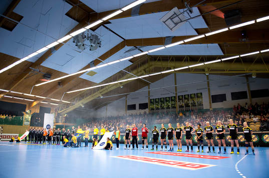 Lagen står uppställda vid lineup innan en handbollsmatch