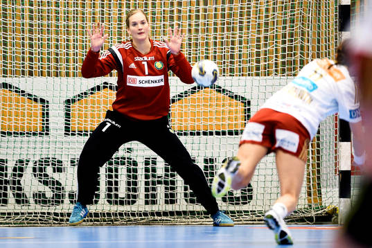 Sävehofs målvakt Johanna Bundsen räddar en straff