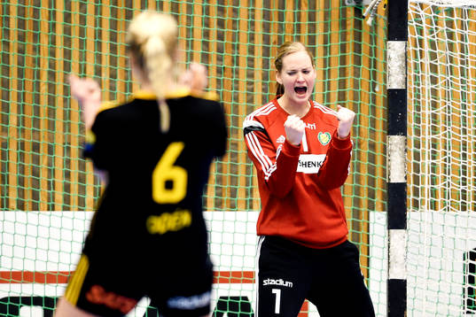Sävehofs målvakt Johanna Bundsen jublar