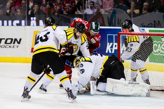 Kamp om pucken framför Brynäs målvakt Bernhard Starkbaum
