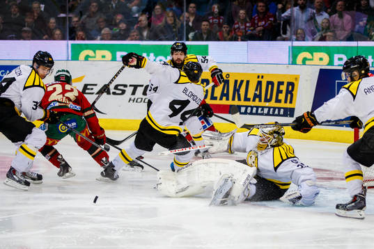 Brynäs målvakt Bernhard Starkbaum räddar ett skott