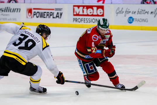 Frölundas Robin Figren tar sig förbi Brynäs Jonas
