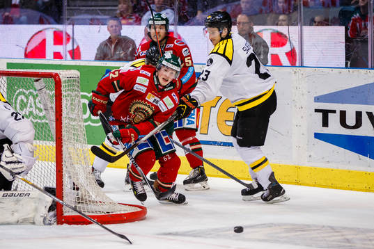 Frölundas Artturi Lehkonen jagar pucken