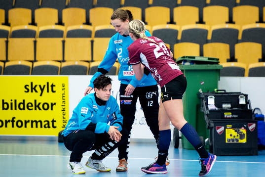 Lugis målvakt Emma Friberg deppar och tröstas av målvakt