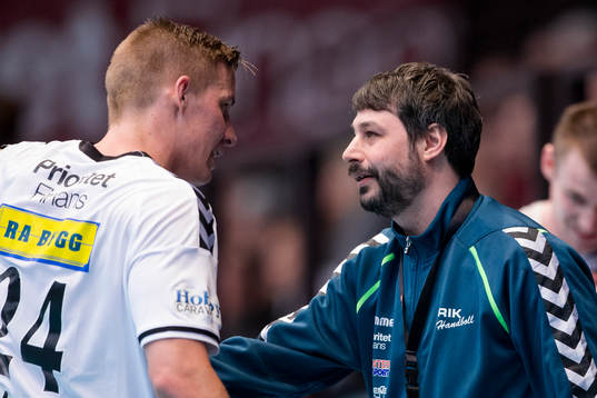 Redbergslids Linus Arnesson får instruktioner av