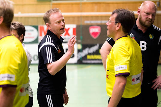 Sävehofs tränare Magnus Johansson diskuterar med domaren