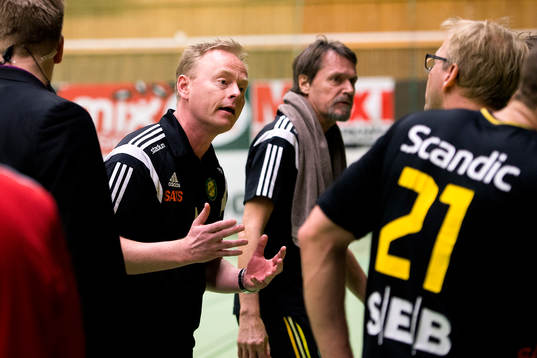 Sävehofs tränare Magnus Johansson diskuterar med domaren
