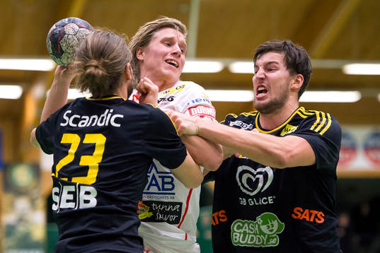 Drotts Jesper Adolfsson stoppas av Sävehofs Viktor