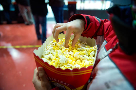 En person äter popcorn