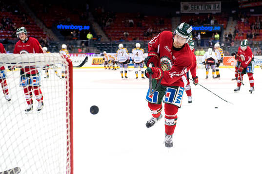 Frölundas Mats Rosseli Olsen värmer upp innan en