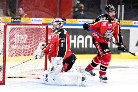 Luleås målvakt Daniel Larsson och Jan Sandström deppar