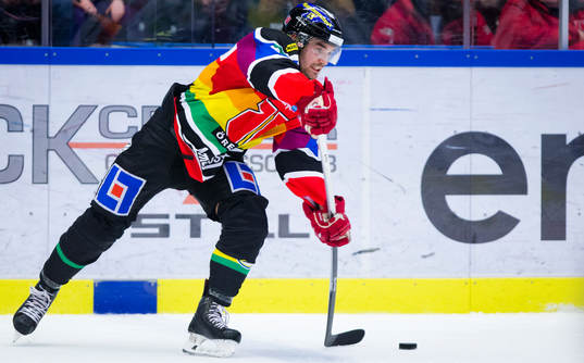 Örebros Martin Johansson i för dagen en pridetröja