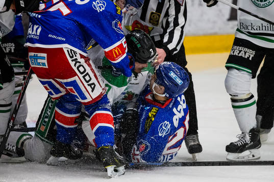 Gruff mellan Rögles Almen Bibic och Oskarshamns Camilio