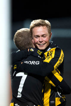 Häckens Simon Gustafson kramas om av Joel Andersson