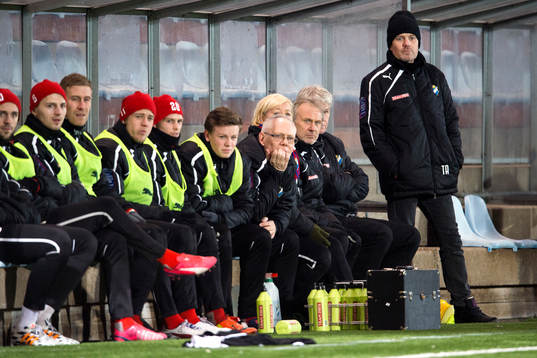 Östers tränare Thomas Askebrand står vid bänken