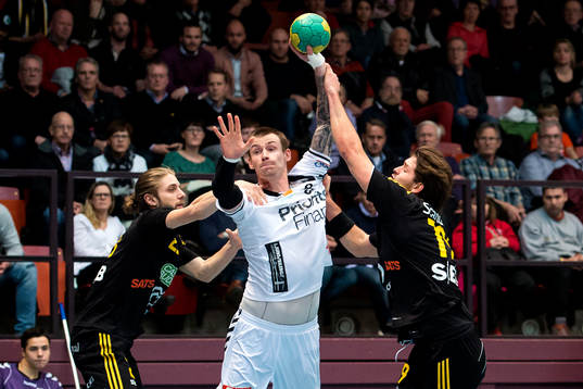Redbergslids Tobias Johansson går förbi Sävehofs Viktor