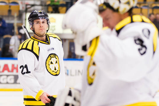 Brynäs Tim Wallace och målvakt Johan Holmqvist deppar