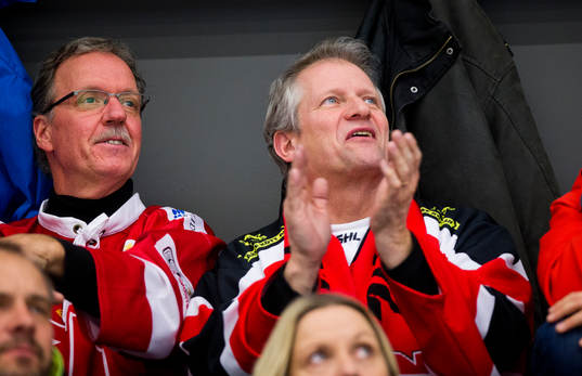 Två supportrar jublar