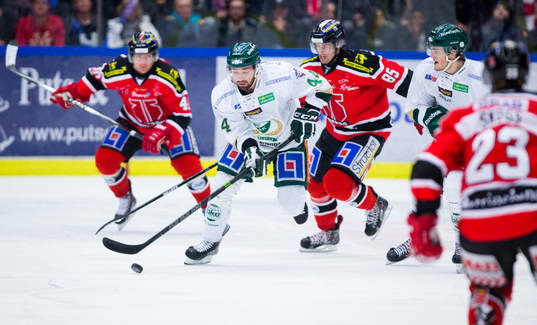 Färjestads Milan Gulas och Örebros Kalle Olsson